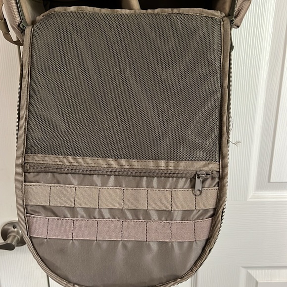 Backpack with Adjustable compartments - Picture 8 of 9